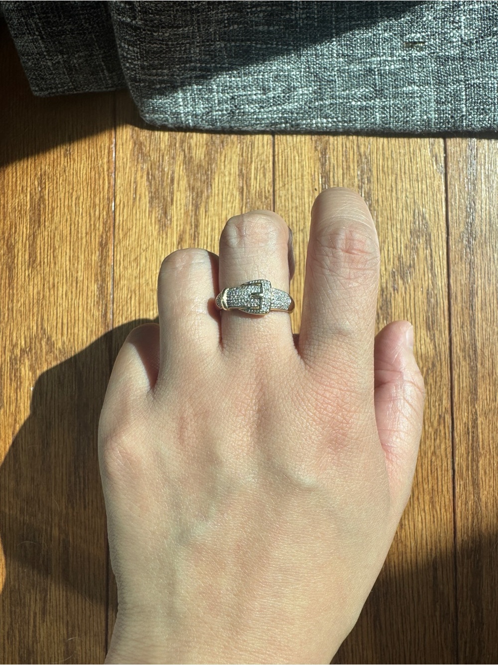 14k diamond buckle ring (sz 7)